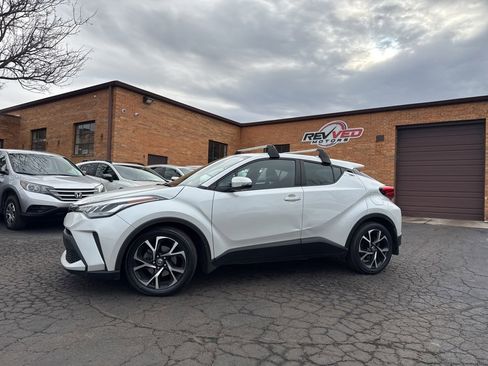 Used 2022 Toyota C-HR XLE image 2