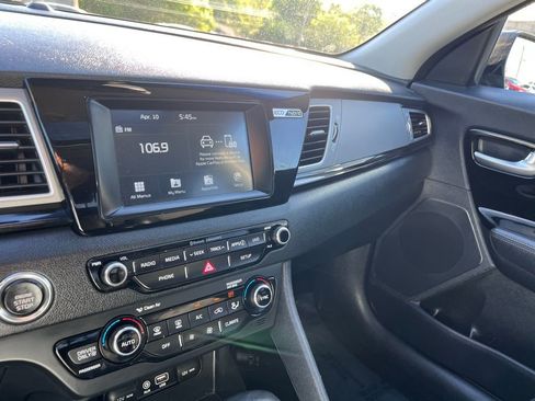 Used 2017 Kia Niro EX FWD image 18