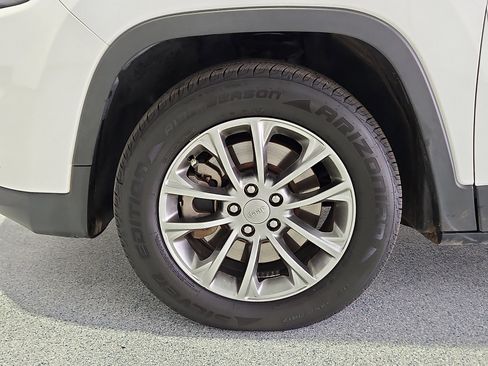 Used 2020 Jeep Cherokee Latitude Plus image 5