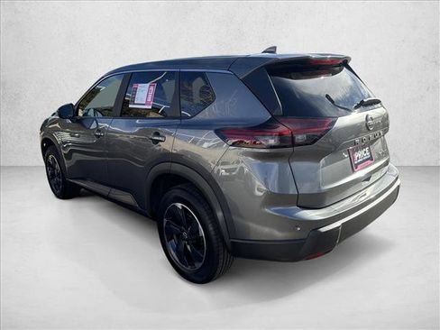 Used 2024 Nissan Rogue SV image 3