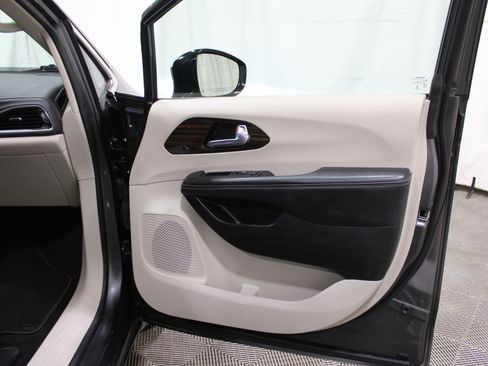 Used 2023 Chrysler Pacifica Limited image 29