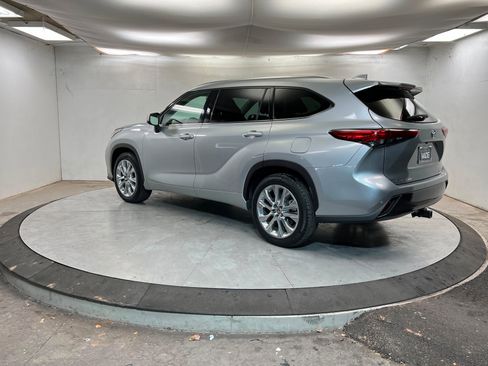 Used 2020 Toyota Highlander Limited image 3