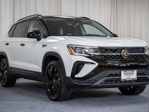 Used 2024 Volkswagen Taos SE AWD/4WD image 1