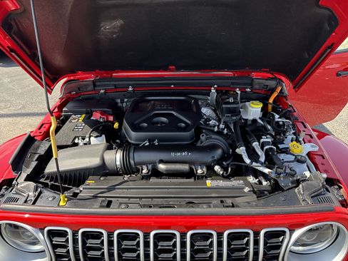 Certified 2025 Jeep Wrangler Unlimited Sahara w/ Safety Group AWD/4WD image 31