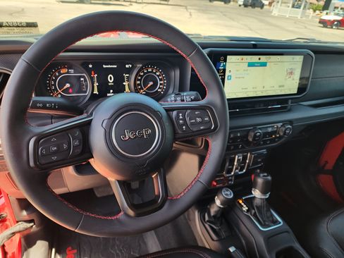 Used 2024 Jeep Wrangler Unlimited Rubicon AWD/4WD image 2