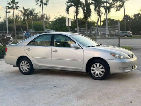Used 2005 Toyota Camry LE FWD image 4