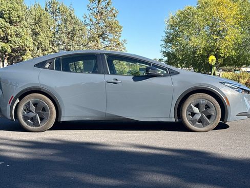Used 2025 Toyota Prius LE FWD image 3