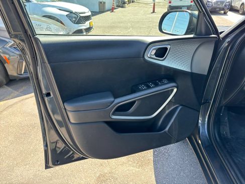 Used 2025 Kia Soul LX w/ LX Technology Package FWD image 18