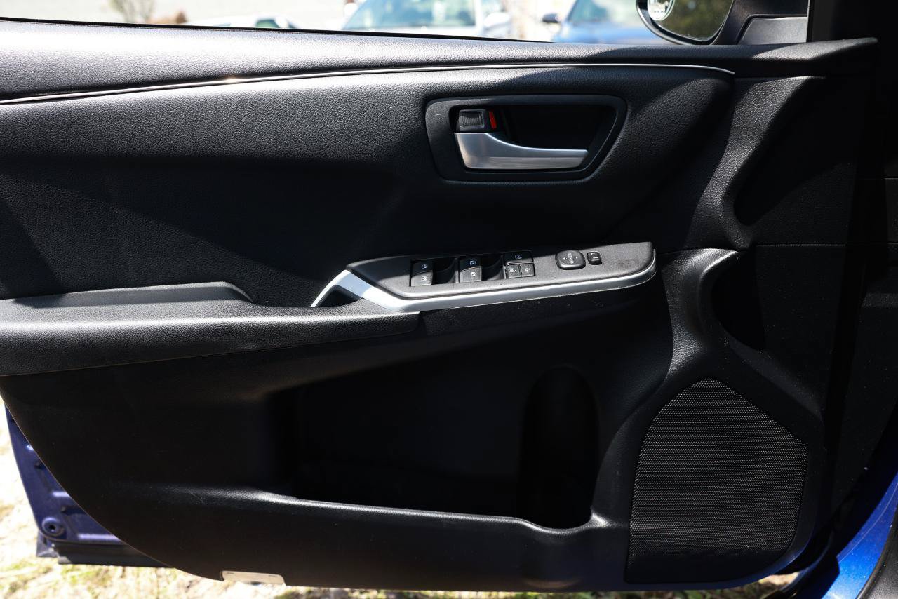 Used 2015 Toyota Camry SE FWD image 40