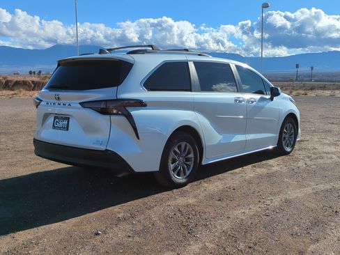 Used 2023 Toyota Sienna XLE image 3
