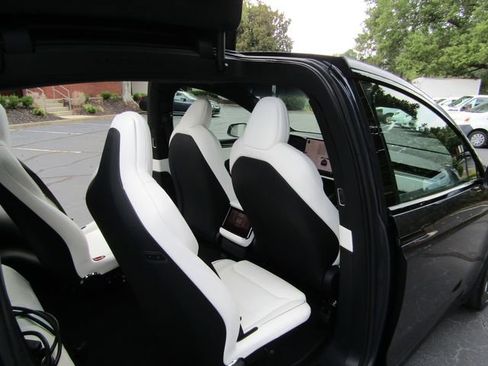 Used 2022 Tesla Model X Plaid image 17