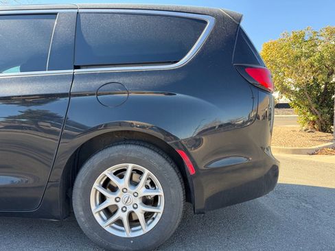 Used 2024 Chrysler Pacifica Touring-L image 11