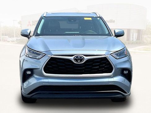 Used 2023 Toyota Highlander XLE FWD image 2