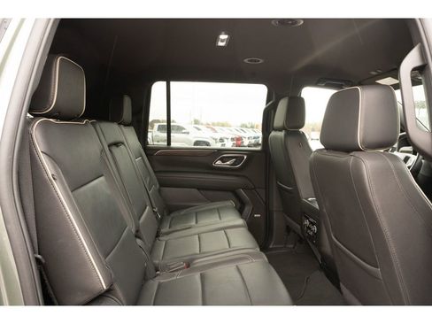 Used 2024 Chevrolet Suburban Premier image 17