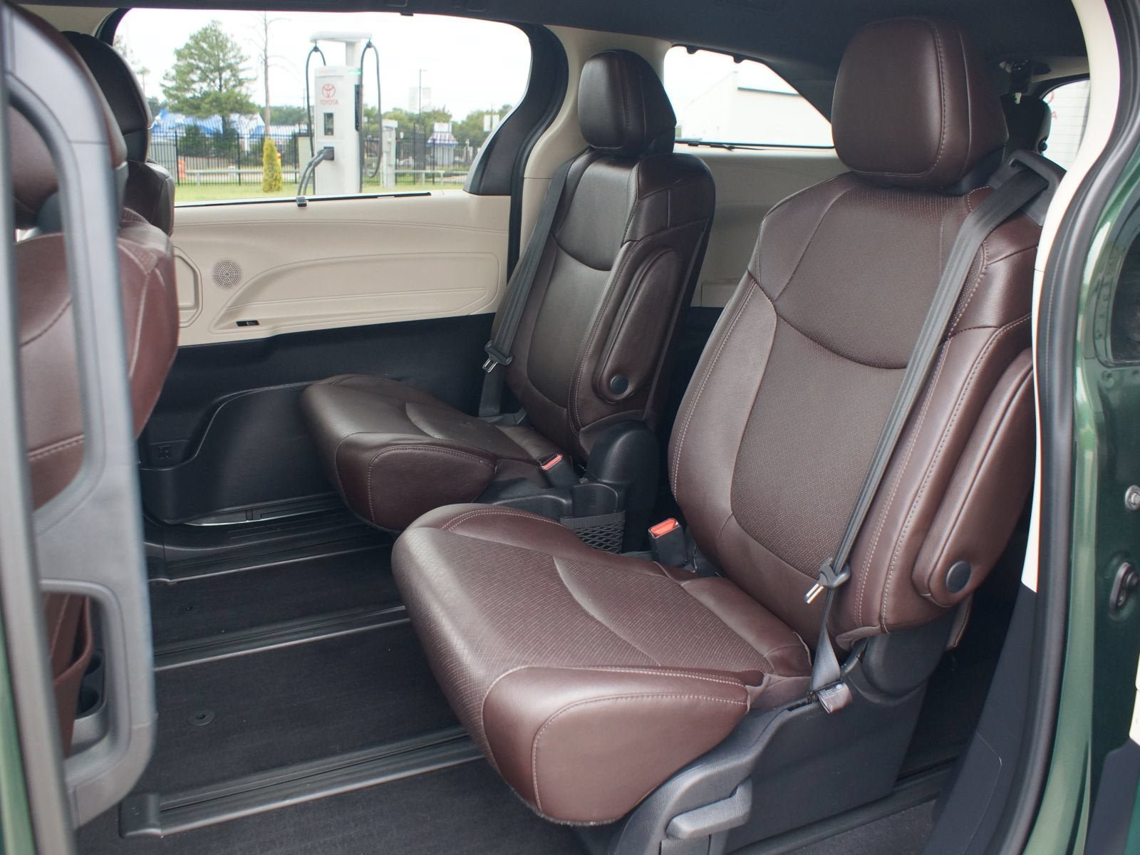 Used 2021 Toyota Sienna Platinum w/ Outdoor Package (TMS) AWD/4WD image 17