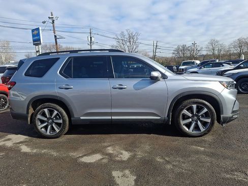 Used 2025 Honda Pilot Touring image 9