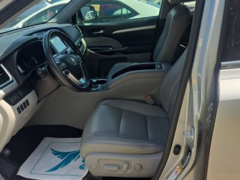 Used 2019 Toyota Highlander XLE FWD image 3