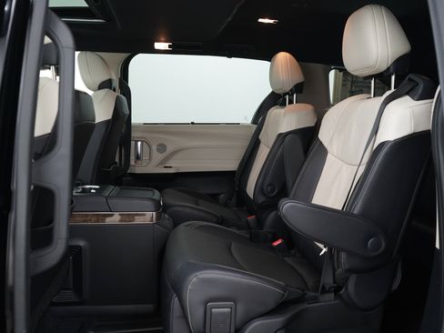 Used 2025 Toyota Sienna Platinum AWD/4WD image 16