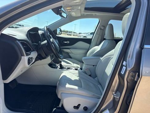 Used 2019 Jeep Cherokee Limited AWD/4WD image 9