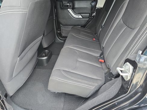 Used 2018 Jeep Wrangler Unlimited Sahara AWD/4WD image 15