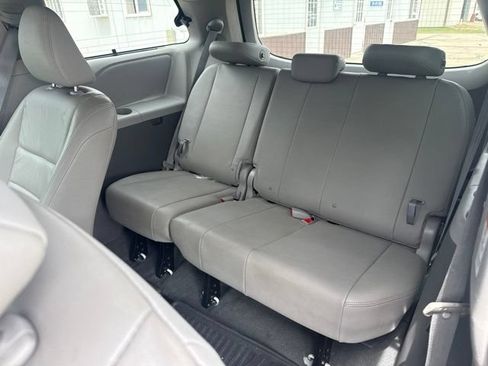Used 2018 Toyota Sienna XLE Premium FWD image 6