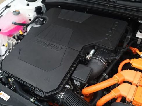 Certified 2025 Hyundai Elantra Limited FWD image 8