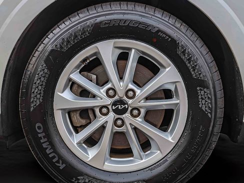 Used 2024 Kia Carnival LX FWD image 32
