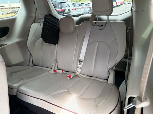 Used 2017 Chrysler Pacifica Limited FWD image 10