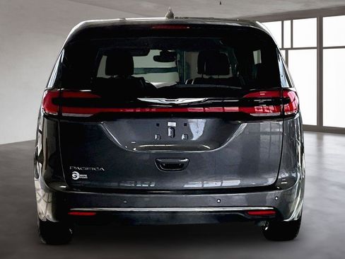 Used 2023 Chrysler Pacifica Touring-L FWD image 5