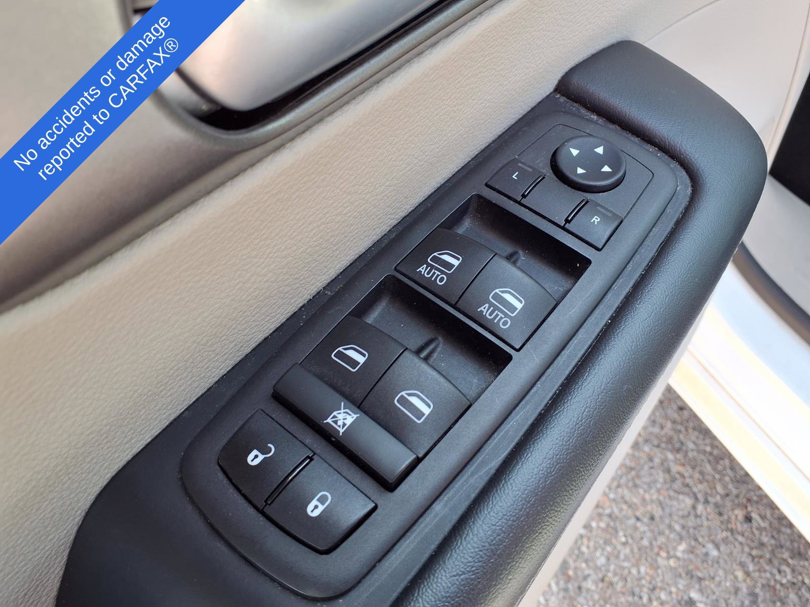 Used 2024 Chrysler Pacifica Limited FWD image 17