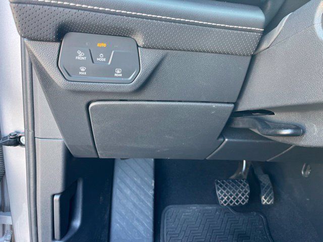 Used 2025 Volkswagen Atlas SE FWD image 32