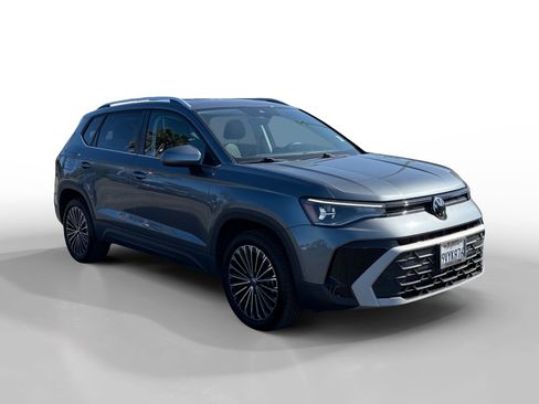 Certified 2025 Volkswagen Taos SE w/ Panoramic Sunroof Package FWD image 7
