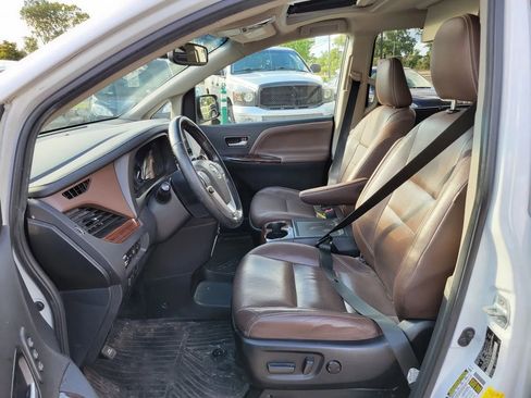 Used 2017 Toyota Sienna Limited Premium w/ Advanced Technology Package FWD image 2