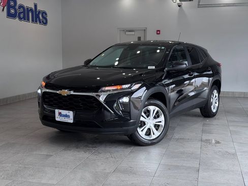 Certified 2024 Chevrolet Trax LS FWD image 2