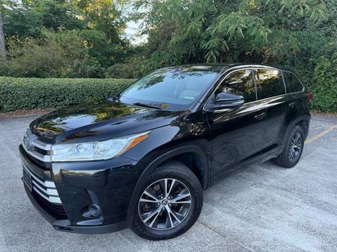 Used 2018 Toyota Highlander LE FWD image 2