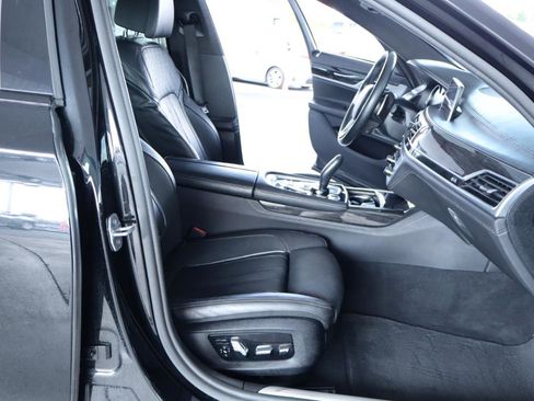 Used 2018 BMW 750i RWD image 38