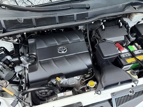 Used 2014 Toyota Sienna Limited image 42