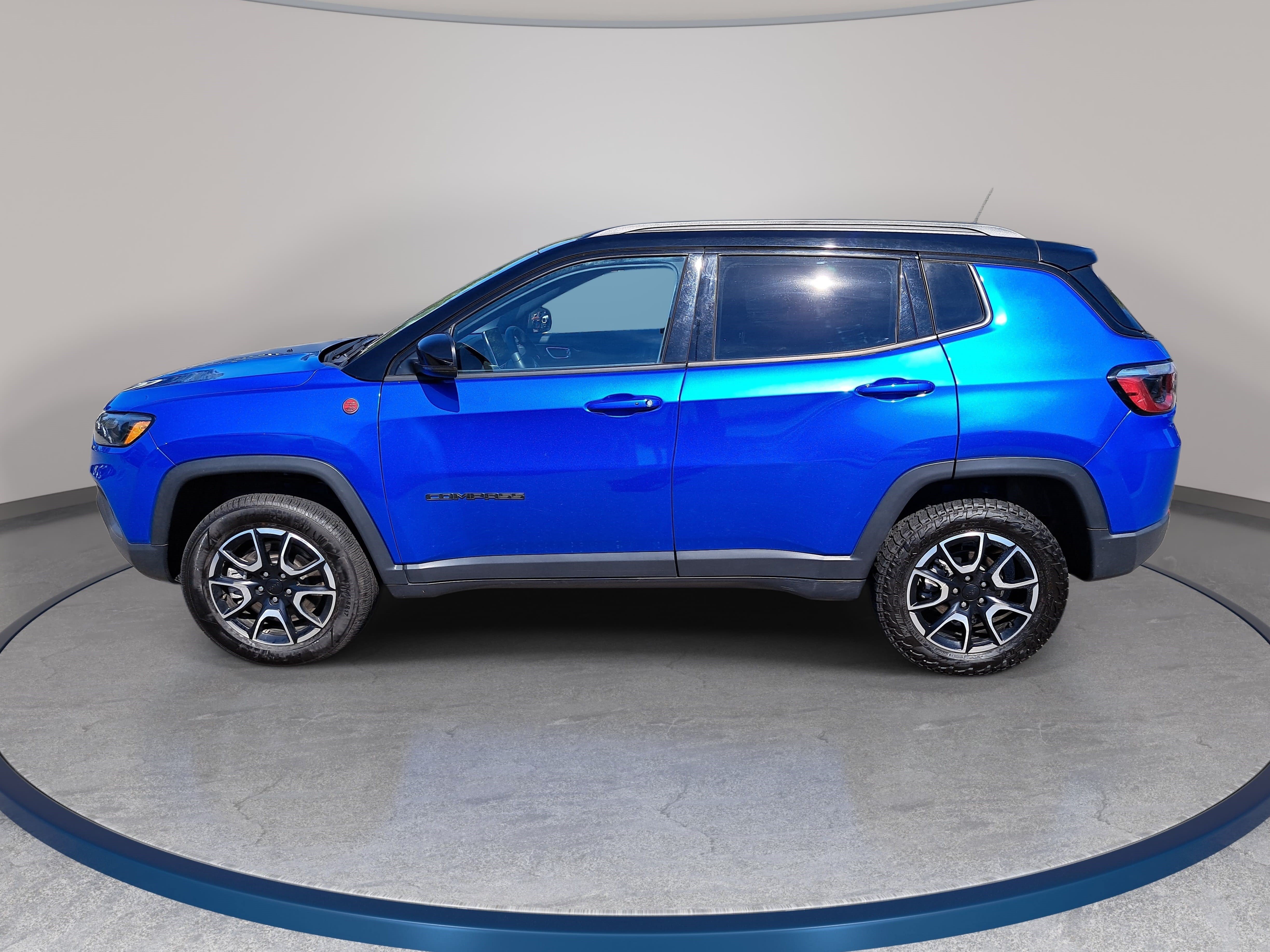 Used 2024 Jeep Compass Trailhawk AWD/4WD image 8