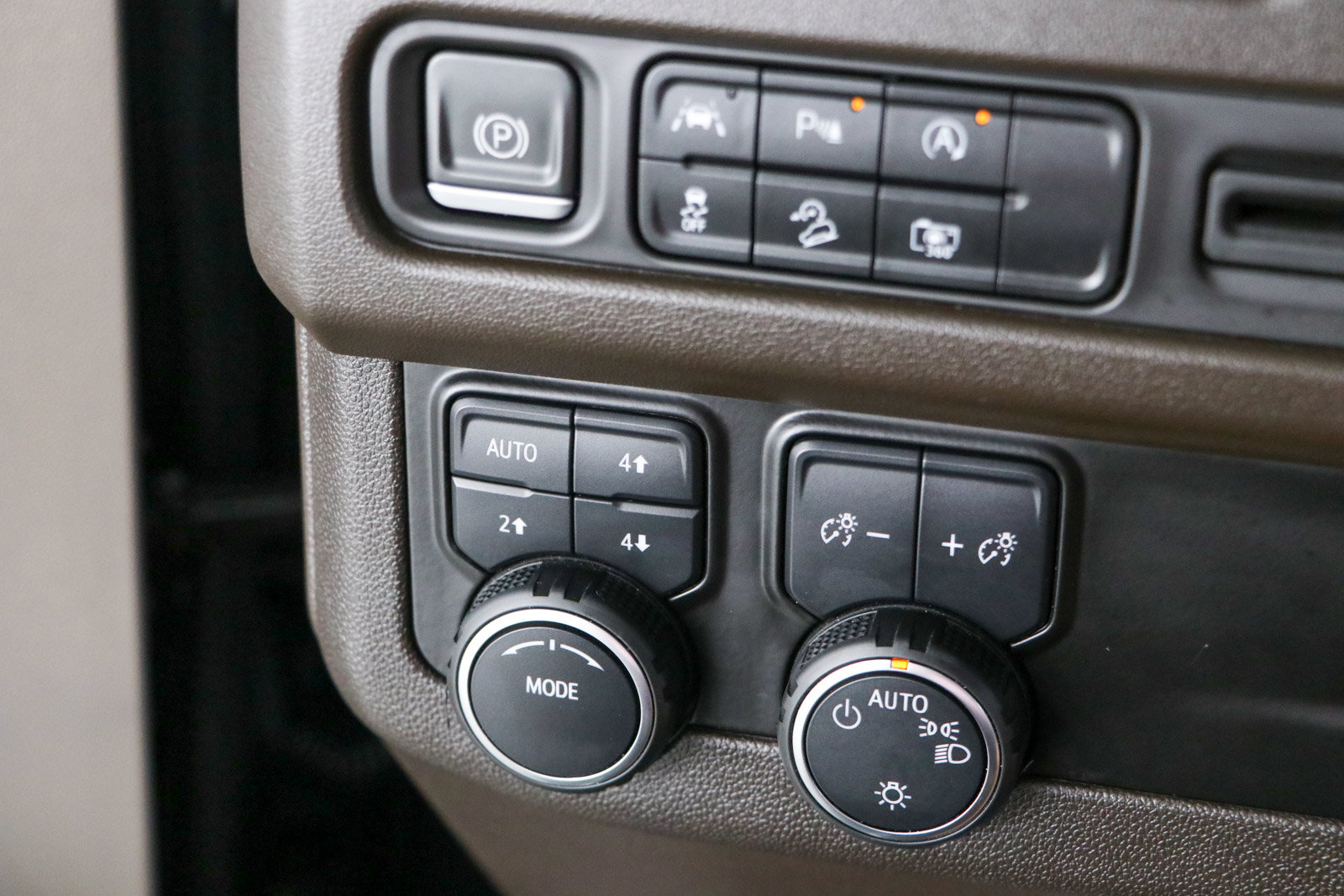 Used 2023 Chevrolet Tahoe Z71 w/ Luxury Package AWD/4WD image 23