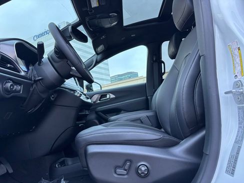New 2026 Chrysler Pacifica Select image 11