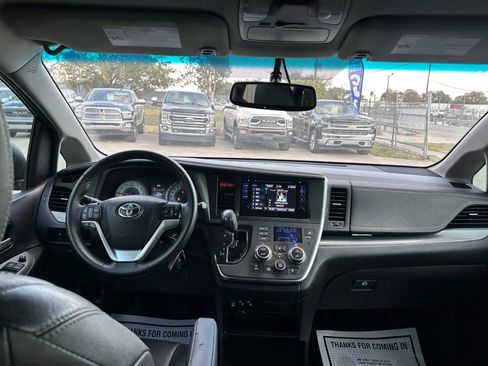 Used 2017 Toyota Sienna SE image 17