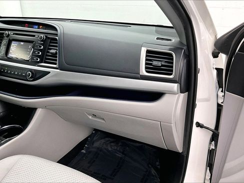 Used 2019 Toyota Highlander LE image 19