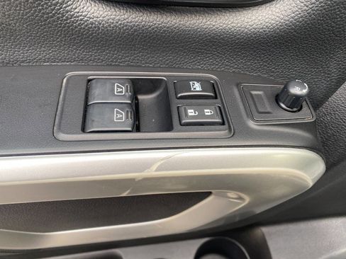 Used 2019 Nissan Titan SV w/ SV Convenience Package image 12