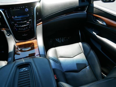 Used 2019 Cadillac Escalade ESV Premium Luxury AWD/4WD image 9