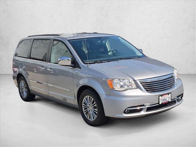 Used 2014 Chrysler Town & Country Touring-L w/ Driver Convenience Group FWD image 3
