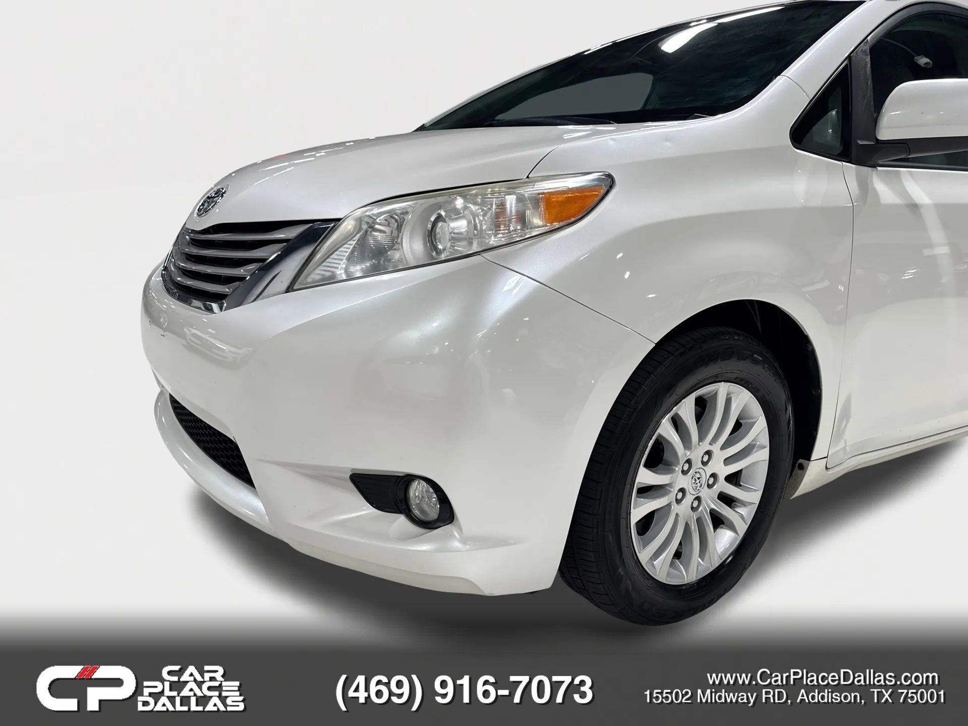 Used 2017 Toyota Sienna XLE w/ XLE Navigation Package FWD image 4