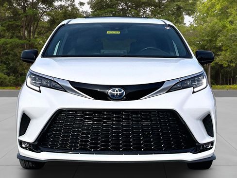 Used 2021 Toyota Sienna XSE w/ XSE Plus Package image 2