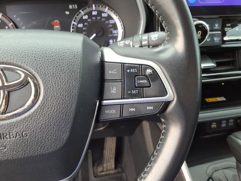 Used 2023 Toyota Highlander XLE AWD/4WD image 32