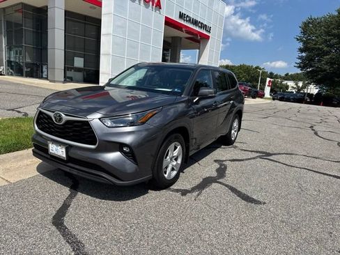 Used 2023 Toyota Highlander LE FWD image 2