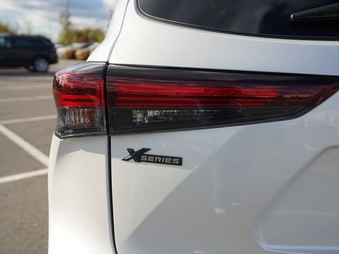 Used 2024 Toyota Highlander LE image 43